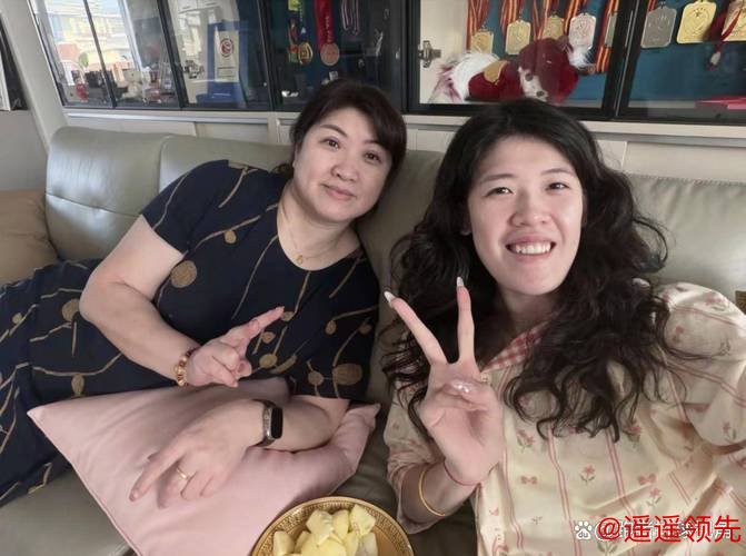 李盈莹返回天津！妈妈陪伴康复，戴眼镜显呆萌，追剧享受美食