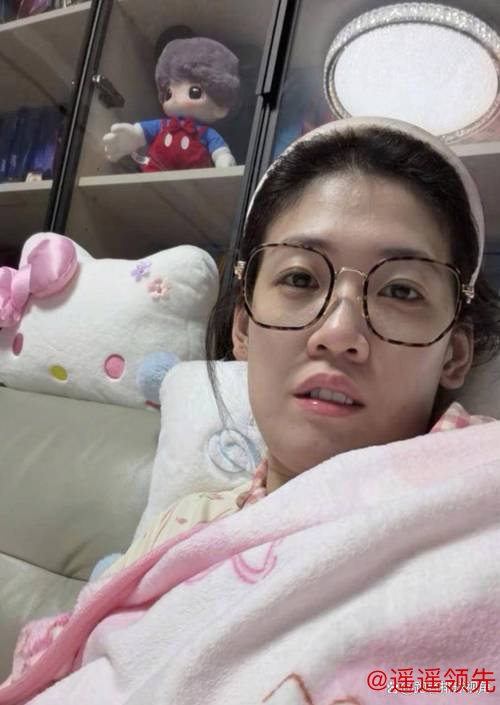 李盈莹返回天津！妈妈陪伴康复，戴眼镜显呆萌，追剧享受美食