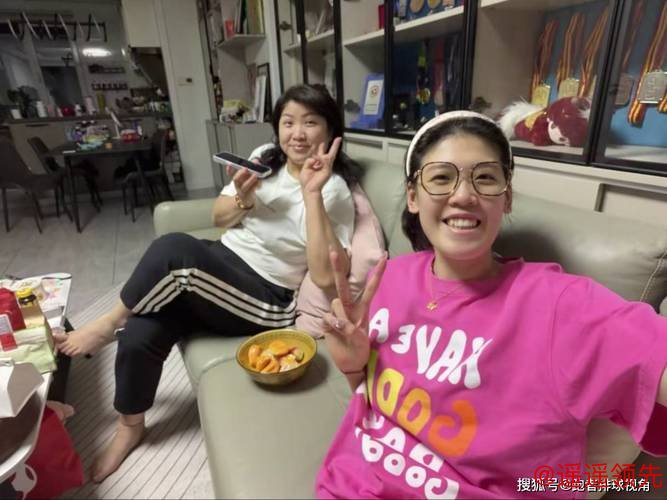 李盈莹返回天津！妈妈陪伴康复，戴眼镜显呆萌，追剧享受美食