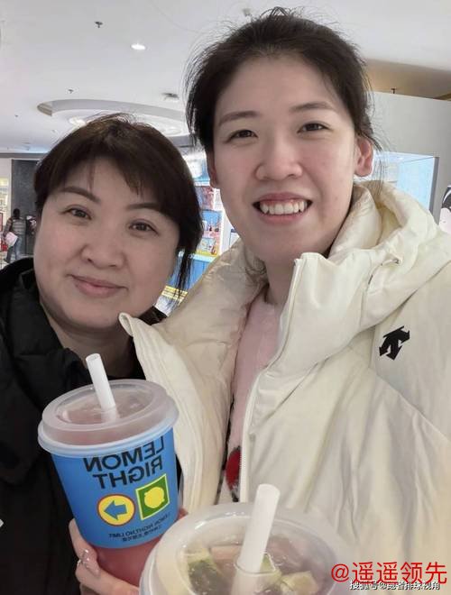 李盈莹返回天津！妈妈陪伴康复，戴眼镜显呆萌，追剧享受美食